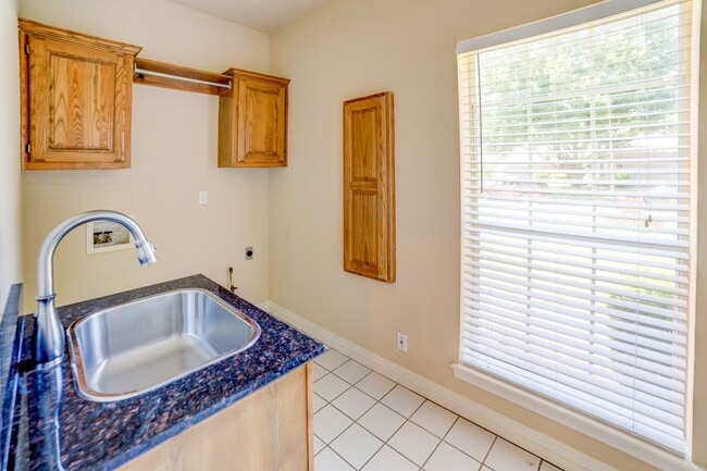 Building Photo - Beautiful home across from Jenks Middle Sc...