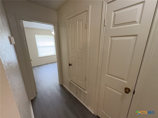 Building Photo - 4303 Fawn Dr