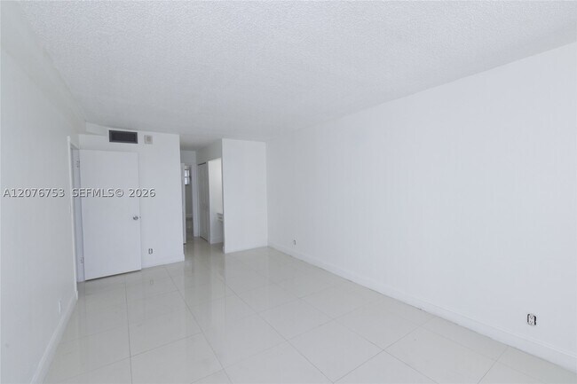 Building Photo - 806 N Miami Beach Blvd