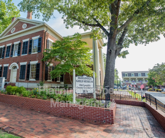 Building Photo - 656 N Chestatee St