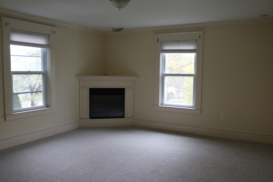 Building Photo - 55 Stow St