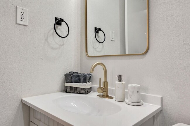 Building Photo - 7920 Limerick Ln