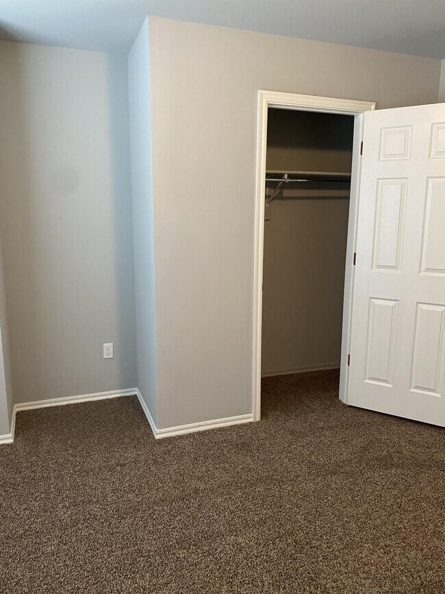 Building Photo - 10240 Hidden Village Dr