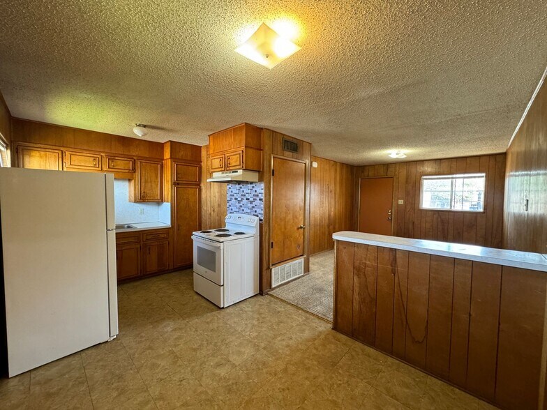 Building Photo - 805 W Hallmark Ave