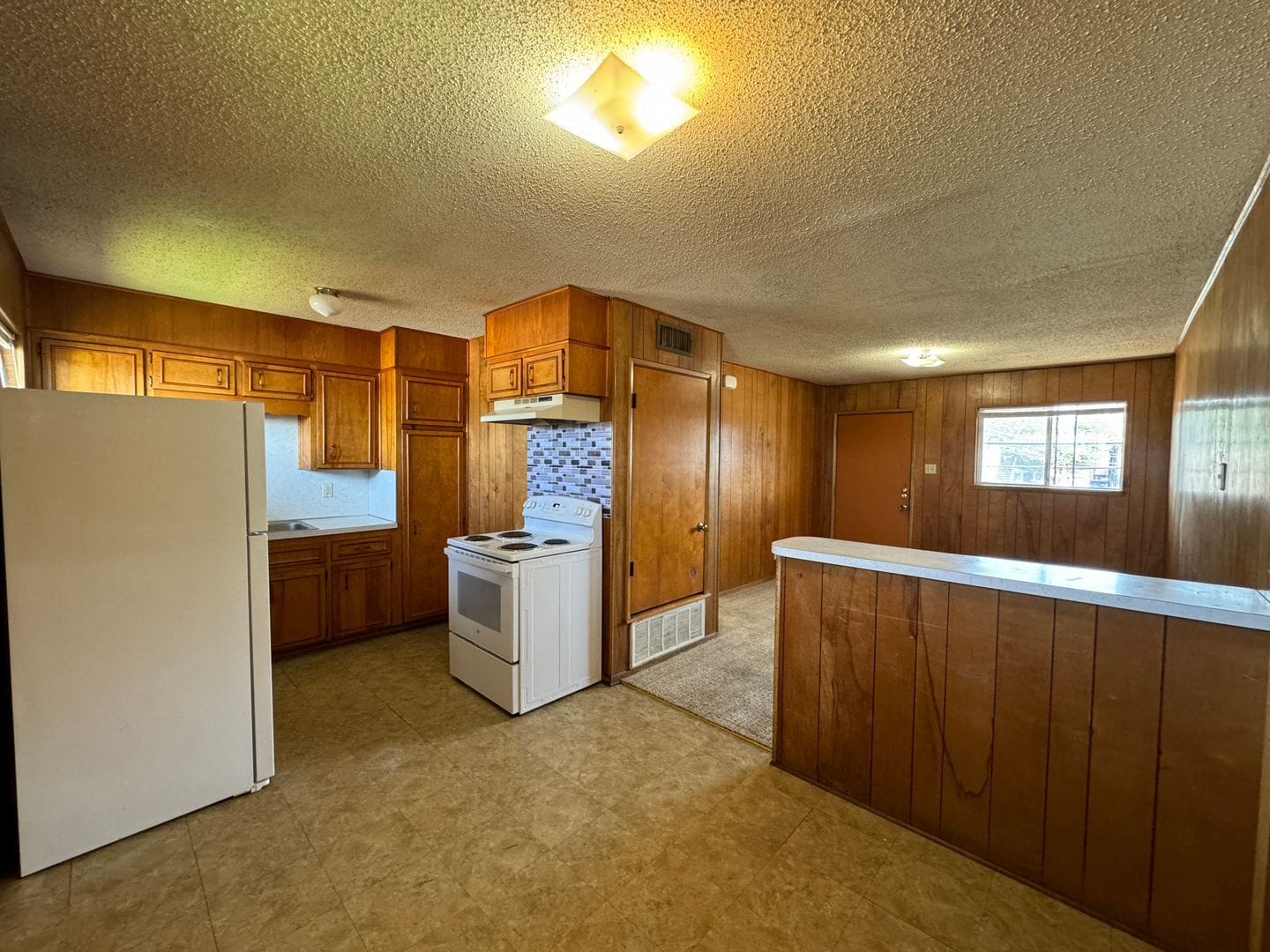 Building Photo - 805 W Hallmark Ave