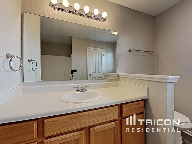 Building Photo - 619 Sweet Creek Dr