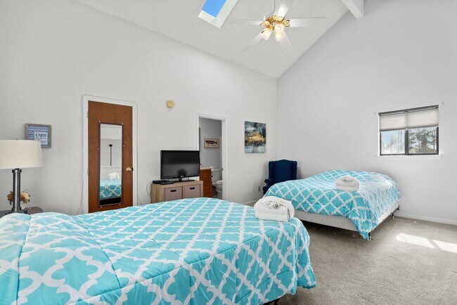 Building Photo - Seasonal Rental Available 9/10/25-3/31/26
