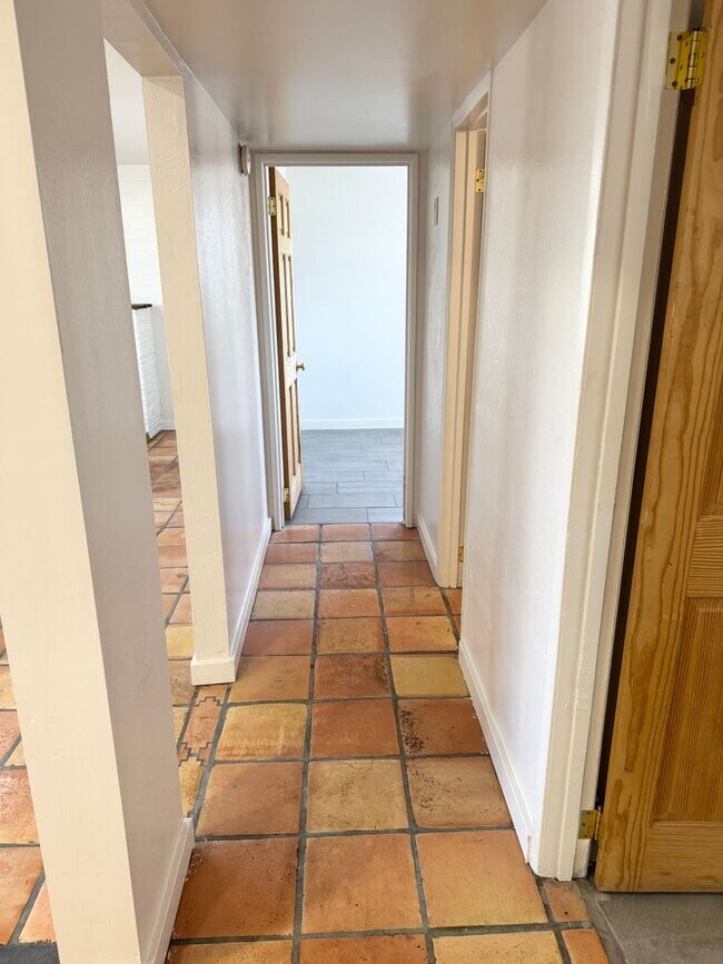 Building Photo - Fantastic 3 Bedroom/2 Bath Single Level Ho...