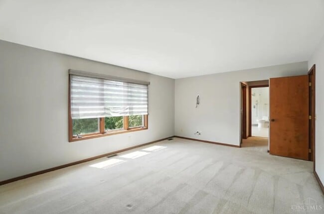 Building Photo - Luxury, Privacy, and Convenience All in One!