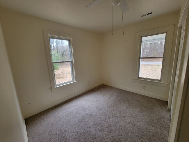 Building Photo - Four bedroom house - Highland Springs