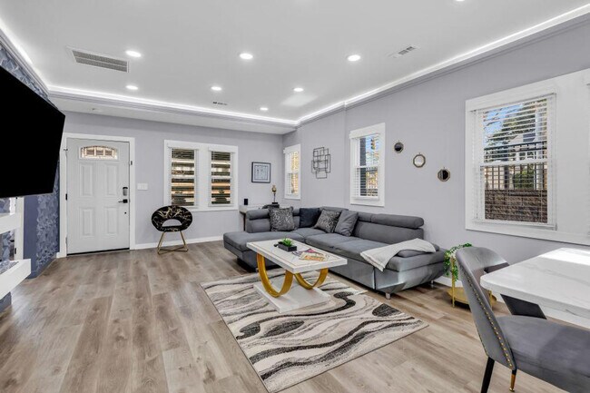 Building Photo - 830 Parkwood Ave