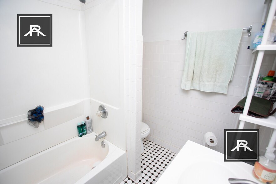 Building Photo - 316 St Paul St