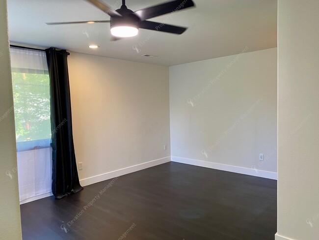 Building Photo - Recently Renovated Downtown Bend 1 BR - 1....