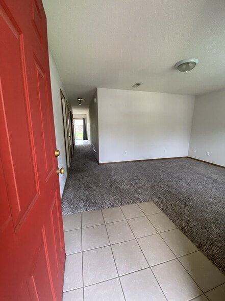 Building Photo - 907 NW Willow Dr