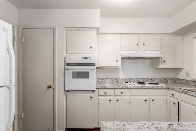 Building Photo - 7544 Brentcove Cir