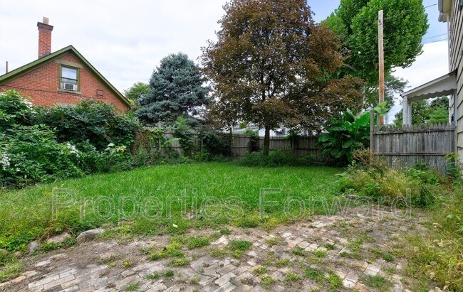 Building Photo - 673 E Sycamore St