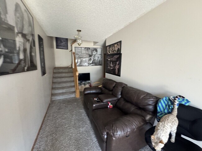 Building Photo - High Ceilings Townhouse Retreat: Spacious 2-Bed, 2-Bath Gem in Woodbury!