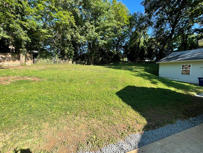 Building Photo - 3128 Headrow Cir