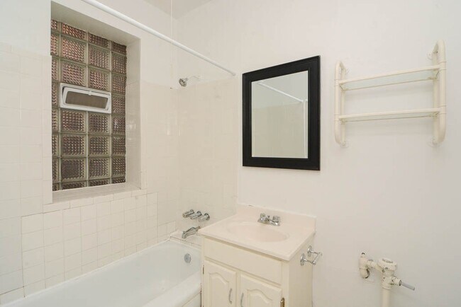 Building Photo - 629.5 W Barry Ave