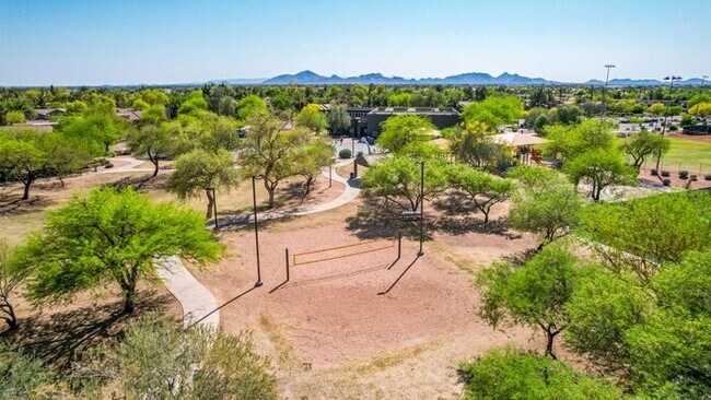 Building Photo - 2-bedroom 2 bath condo in Gated Community ...
