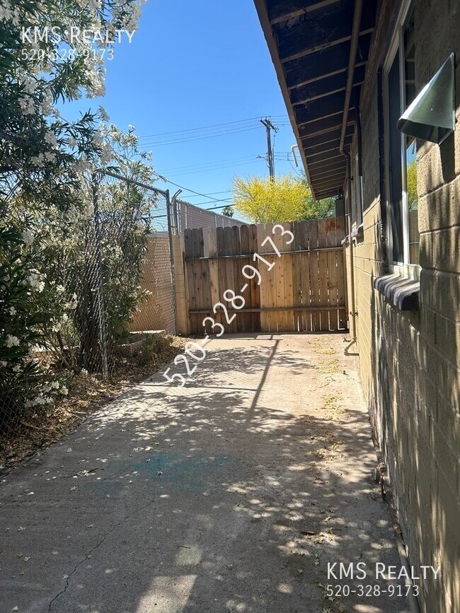 Building Photo - 5126 E Bellevue St