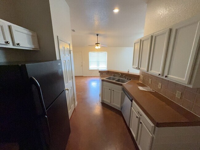 Building Photo - 2105 Charleston Ct