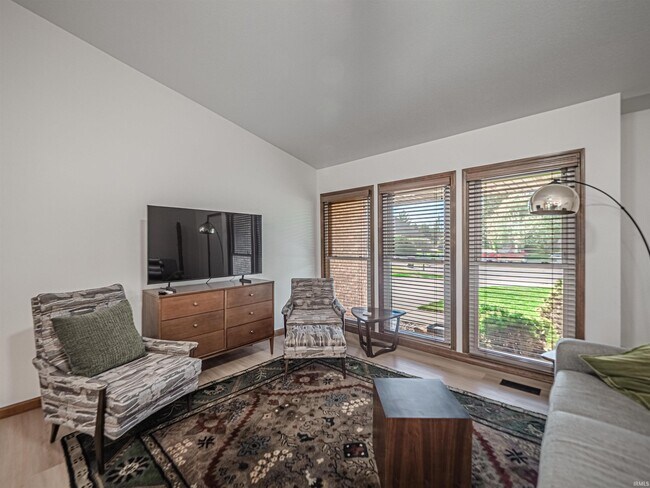 Building Photo - 6166 River Bluff Dr