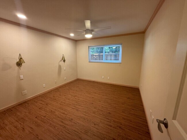 Building Photo - 1379 Snow St