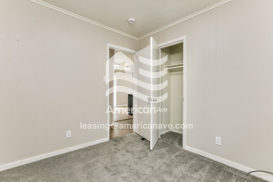 Building Photo - 922 W 54th St