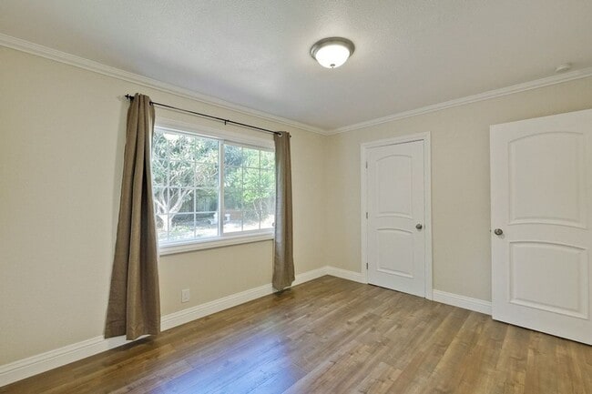 Building Photo - Remodeled 2 Bed 1 Bath Home with Bonus Roo...