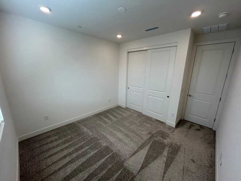 Building Photo - 2121 W Sonoran Desert Dr