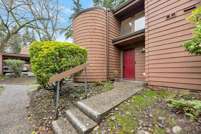 Building Photo - Great 1bed 1bath Location in Kirkland! Parking and W/S/G included in rent