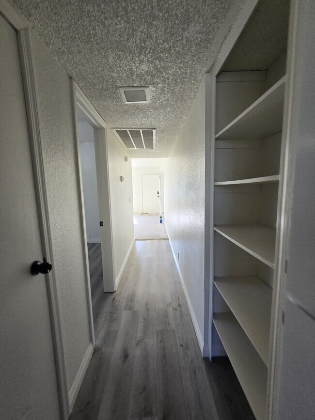 Building Photo - 300 Brookside Ln