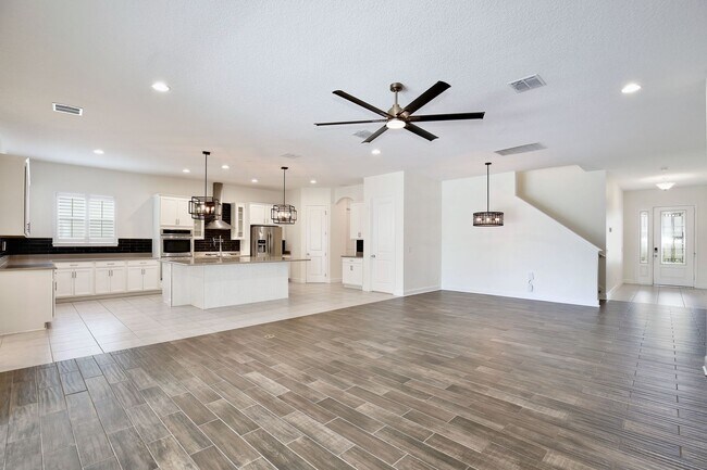 Building Photo - Elegant 5-Bedroom Pool Home for Rent in Sa...