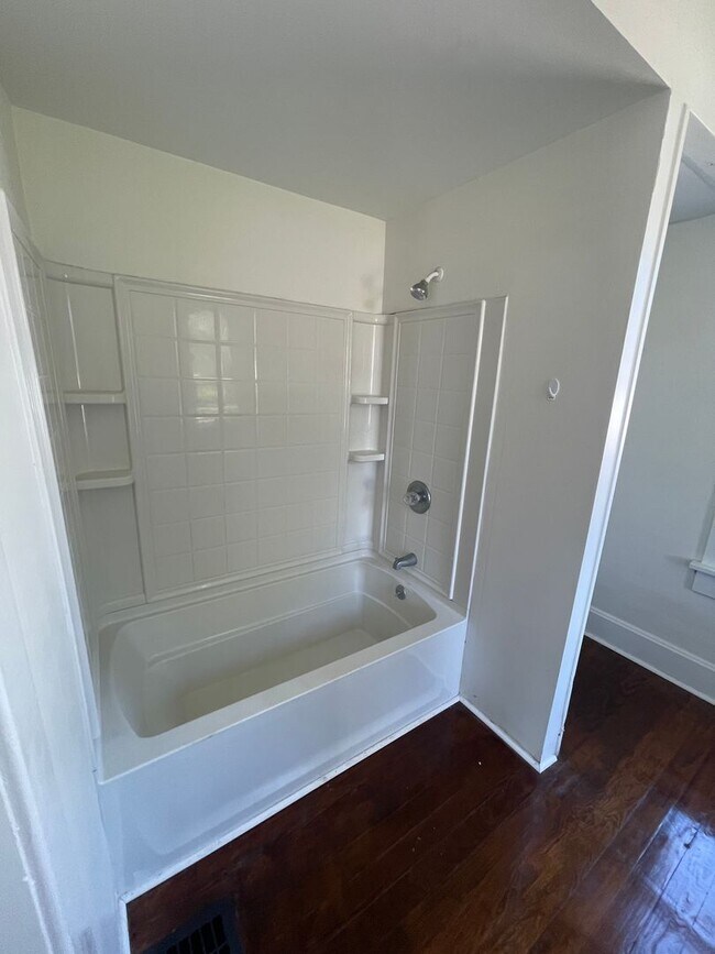 Building Photo - Spacious 3-Bedroom, 2-Bath Home – Great Lo...