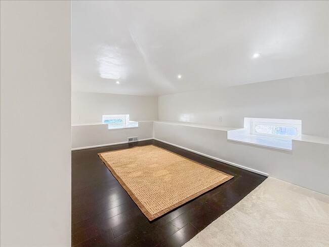 Building Photo - Historic, Character-Rich House - 3 Bed, 3 Bath (2 Full, 2 Half)