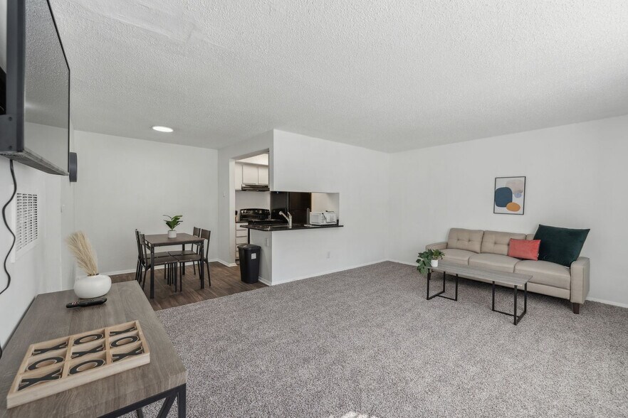Building Photo - 3027 Northwood Dr