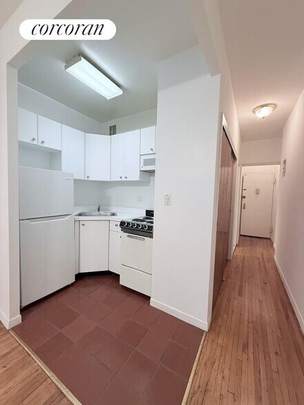 Building Photo - 117 W 58th St