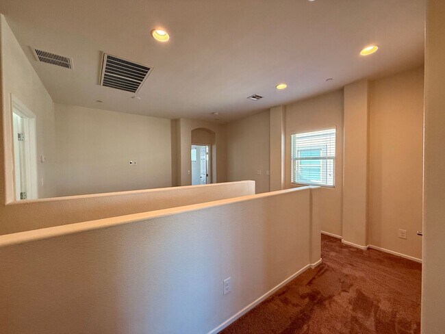 Building Photo - 3 BED 2.5 BATH 2 CAR GARAGE HOME w/ LOFT &...