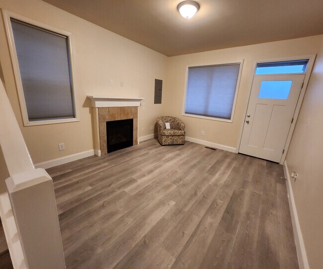 Building Photo - 9270 SE Caruthers St