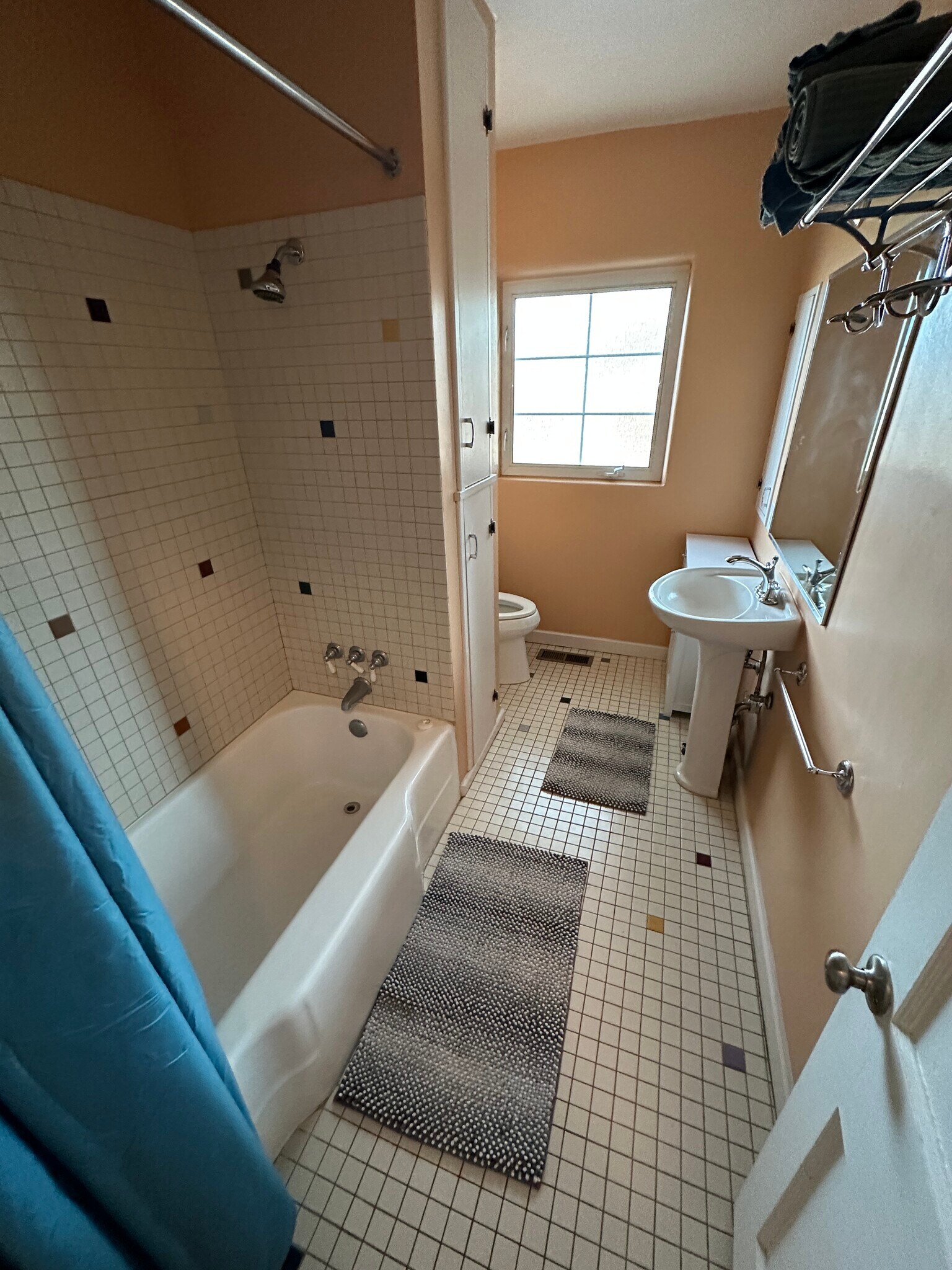 Building Photo - 732 Loma Vista Dr NE