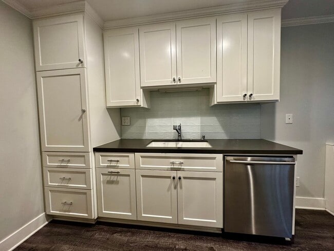 Building Photo - REMODELED 1 BEDROOM CONDO - Naples Island ...