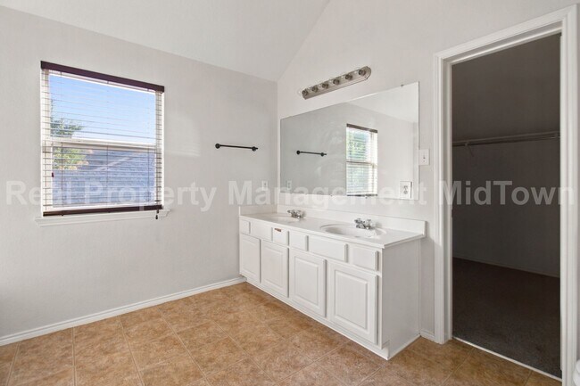 Building Photo - 12620 Summerwood Dr