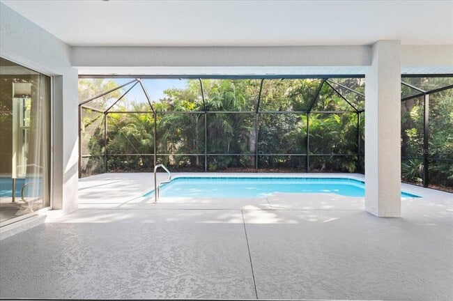 Building Photo - 700 Silk Oak Dr