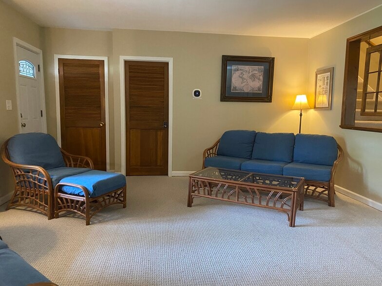 Sitting room - 710 Pine St