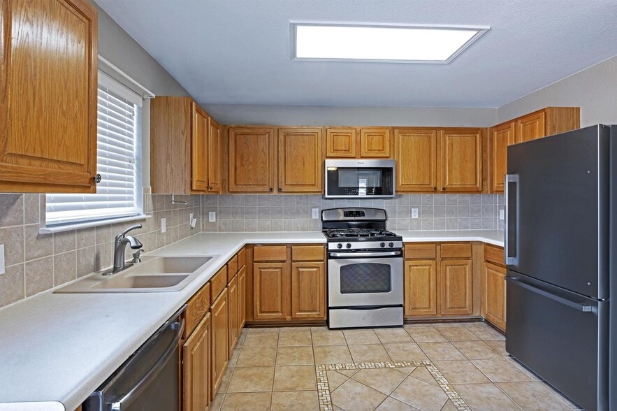 Building Photo - Spacious Home with Modern Upgrades in a Pe...