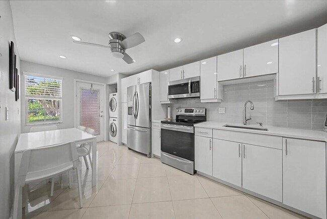 Building Photo - 2701 S Palm Aire Dr