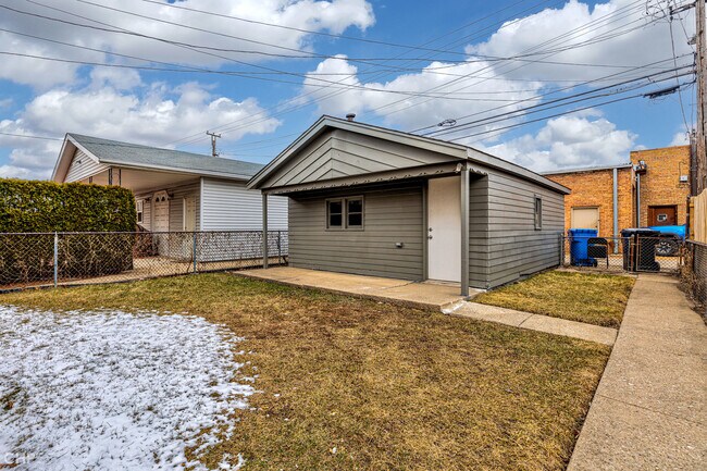 Building Photo - 5812 W 63rd Pl