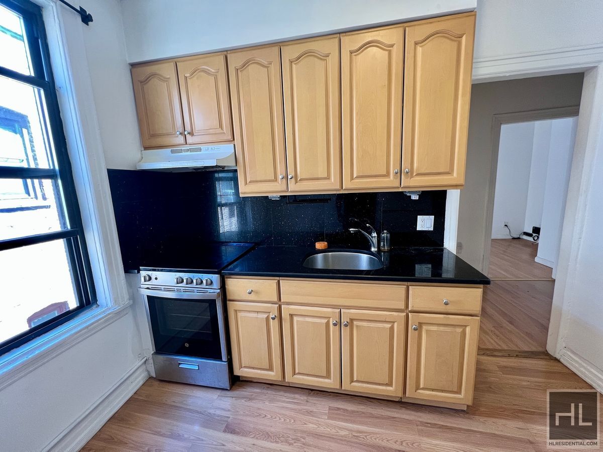 Building Photo - 2-Bedroom 1-Bathroom in an amazing Astoria  Location