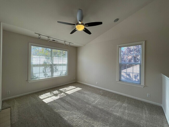 Building Photo - Exceptionally Spacious and Modernized 2x2 Townhouse w/Garage and Washer/Dryer Hookups!